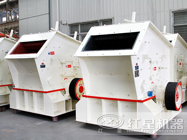 各種大小型號(hào)的反擊式破碎機(jī)