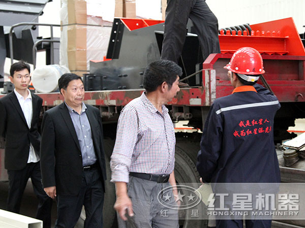 客戶參觀紅星輝綠巖磨粉機