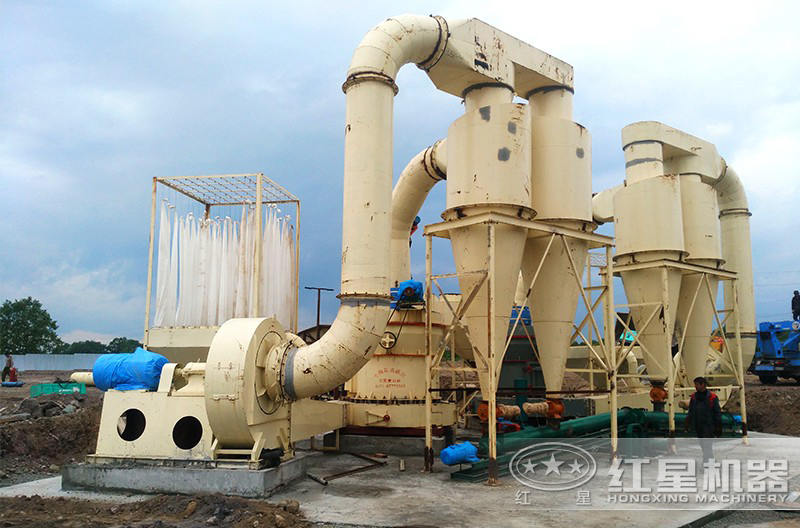 碳酸鈣雷蒙磨粉機(jī)加工現(xiàn)場(chǎng)