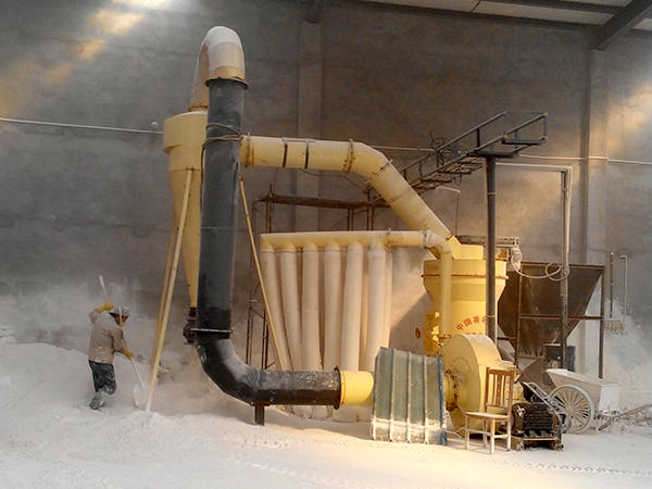 高壓懸輥磨粉機(jī)加工現(xiàn)場(chǎng)