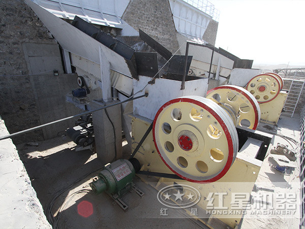 鄂式破碎機作業(yè)現(xiàn)場