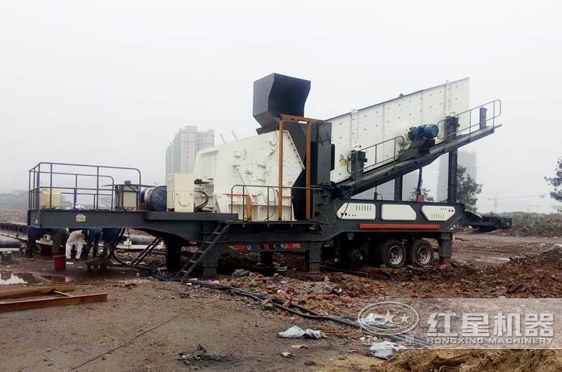 輪胎移動反擊式破碎機作業(yè)現(xiàn)場