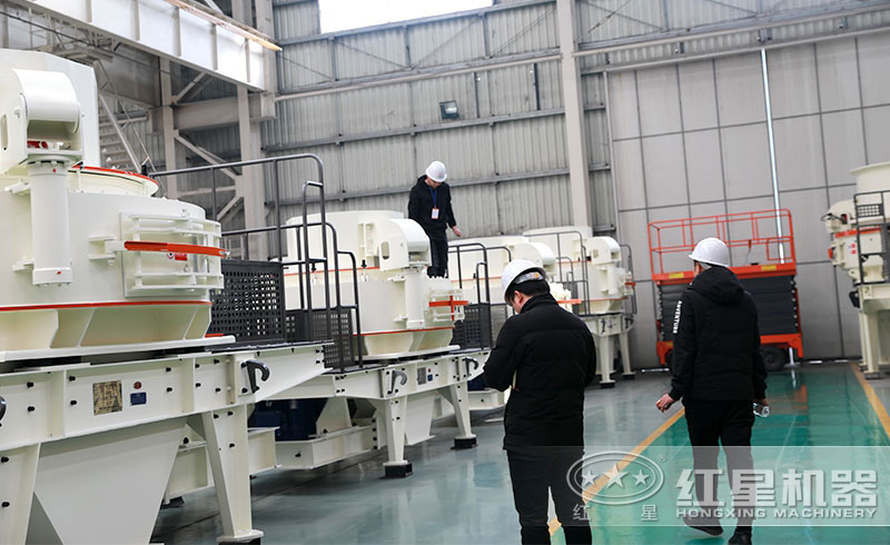 客戶參觀紅星制砂機(jī)車間