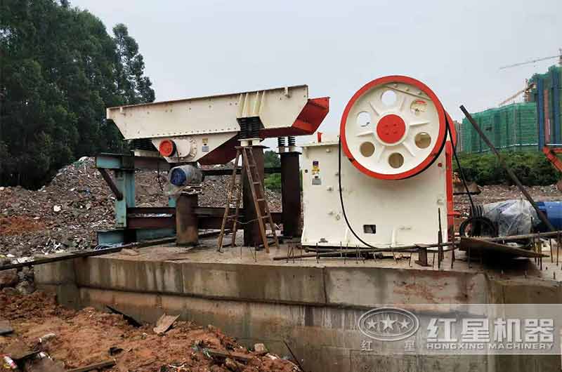 顎式破碎機(jī)現(xiàn)場(chǎng)